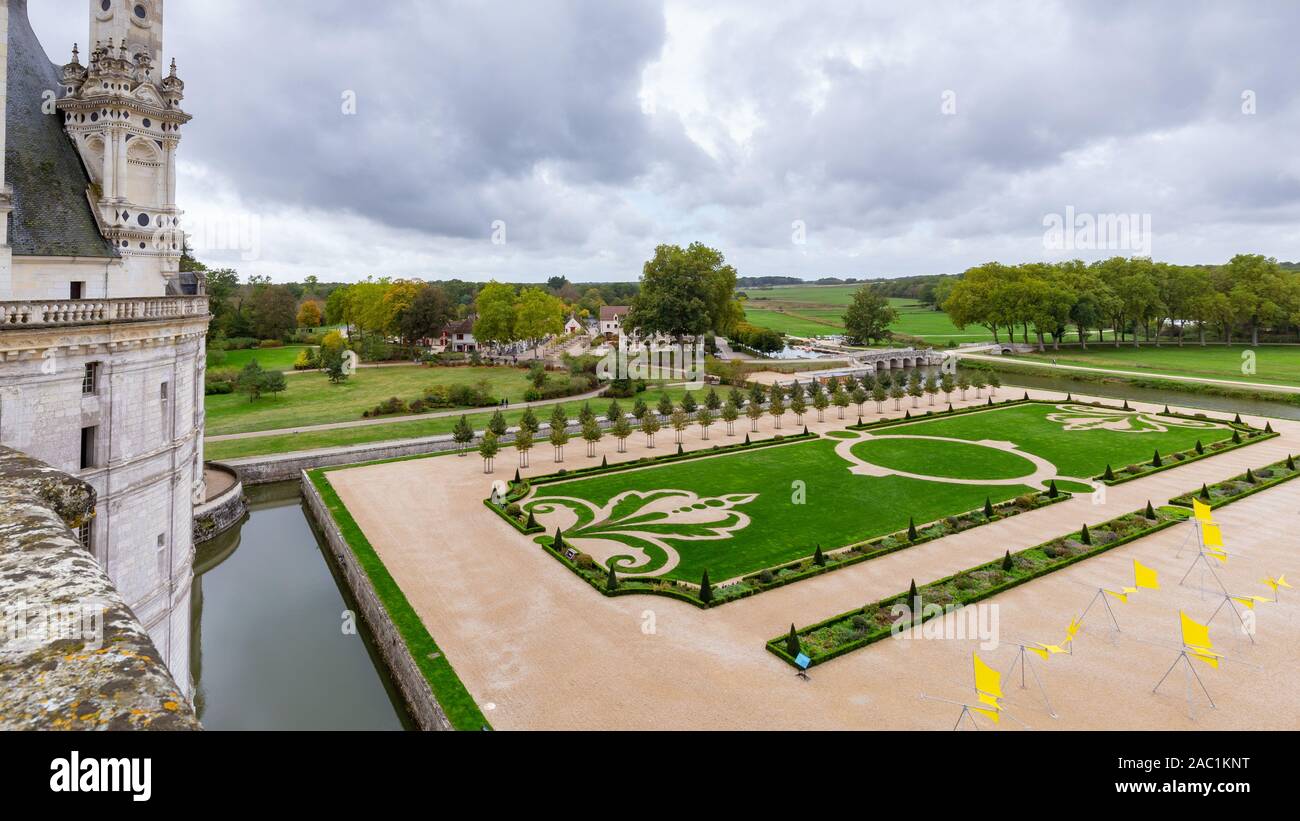 Francese giardino formale e ingresso di Chateau de Chambord, vista dal tetto del castello, nella Valle della Loira, Centro Valle della Loira in Francia Foto Stock