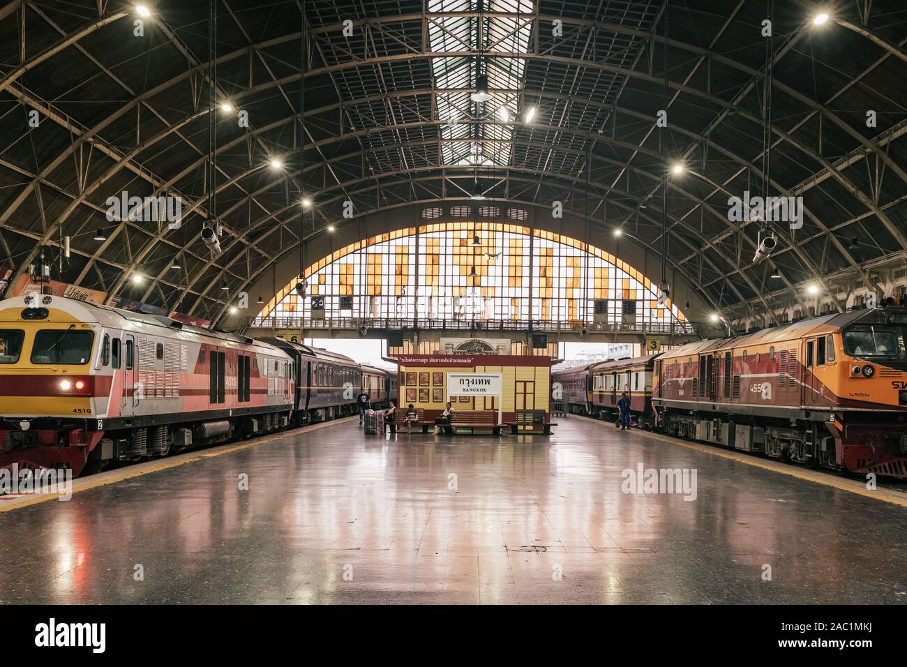 Vista generale della stazione di Hualamphong, la principale stazione ferroviaria di Bangkok, Tailandia. Foto Stock