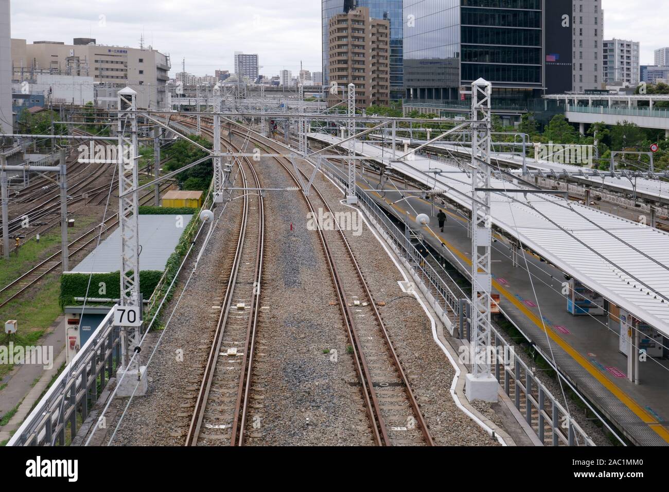 Linea ferroviaria Yamanote a Tokyo, vista dalla stazione di Osaki. Foto Stock