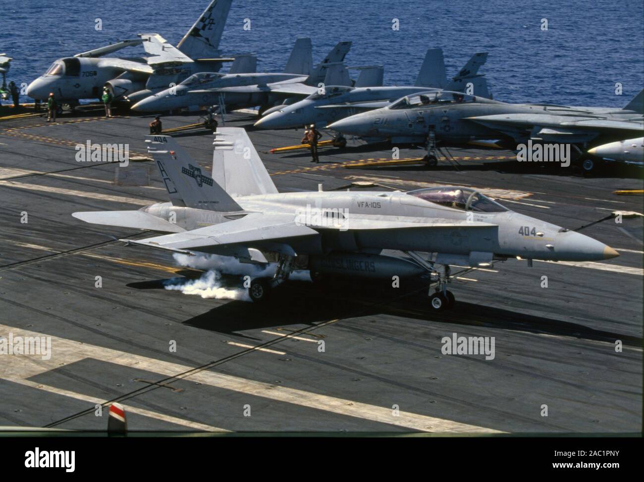 US NAVY / United States Navy Flugzeugträger Kitty-Hawk-Klasse / Aircraft Carrier Kitty-Hawk-Class - USS John F. Kennedy CV-67 - McDonnell Douglas F-18C Hornet - Lockheed S-3B Viking - Grumman F-14D Tomcat Foto Stock