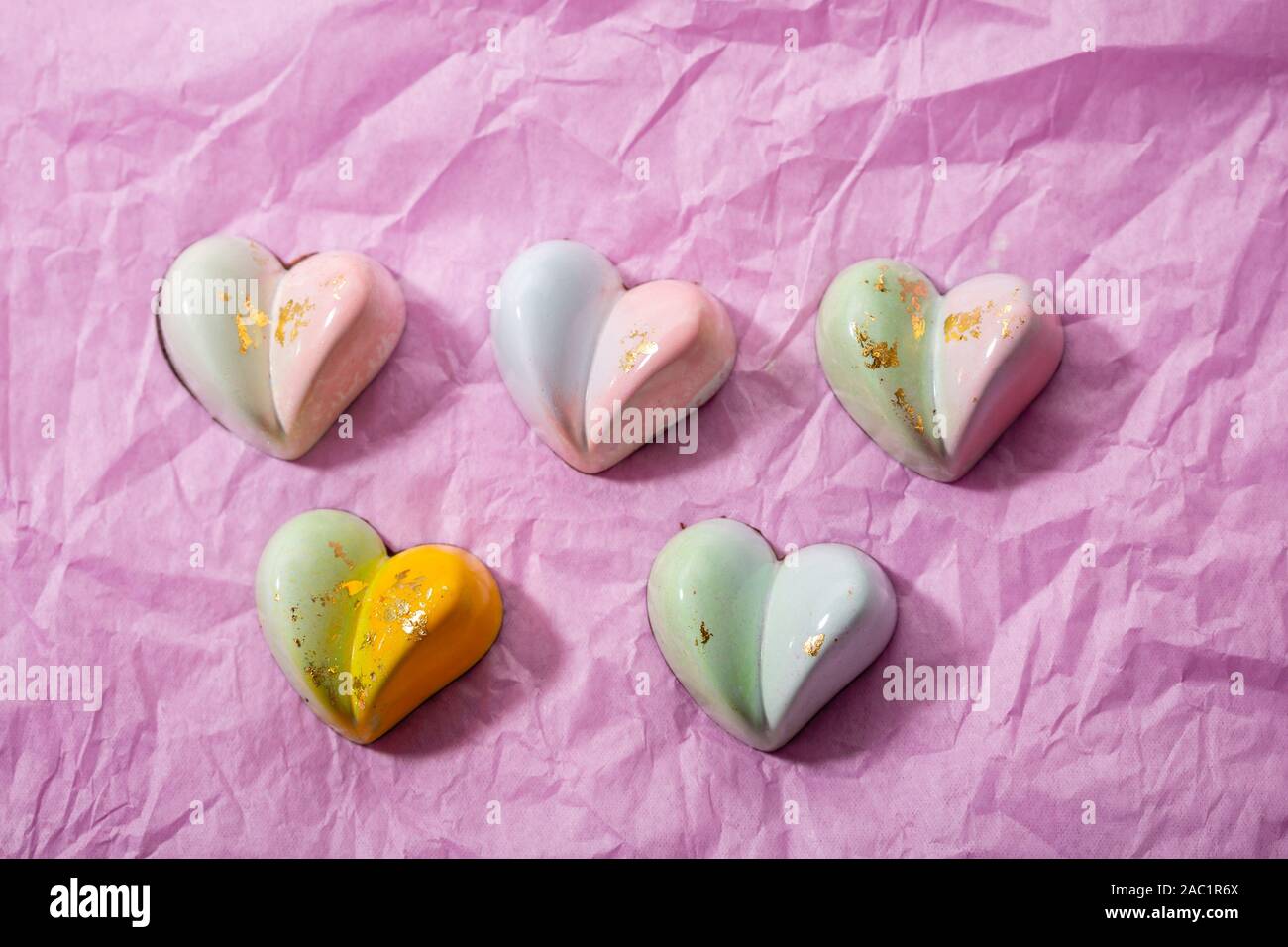 Amore esclusivo bomboni su sfondo rosa Foto Stock