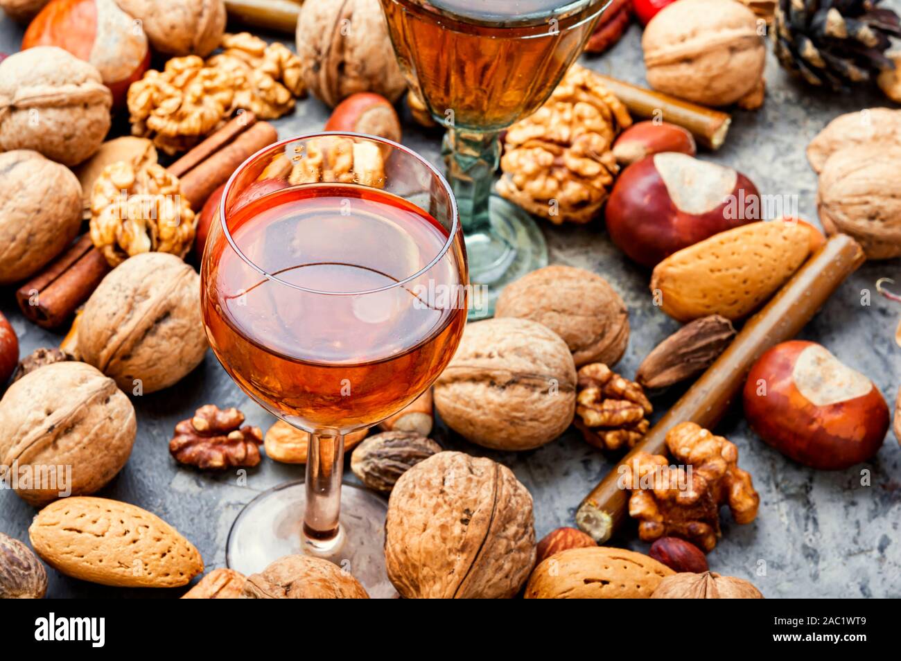 Vetro con alcool aromatico da dadi.profumato liquore matto tintura. Foto Stock