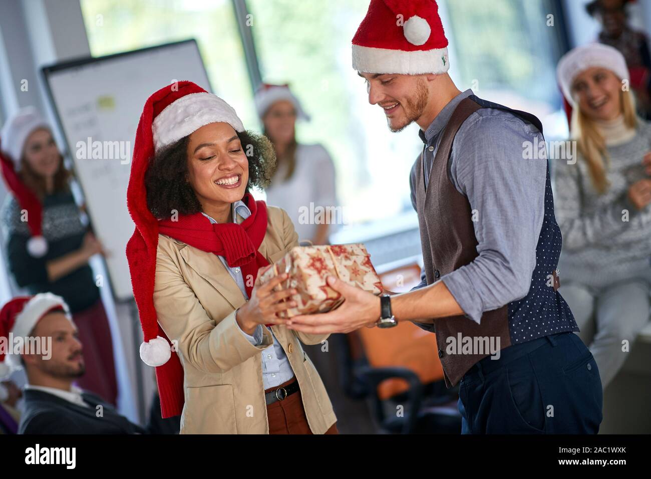 Natale sul posto di lavoro. Le persone felici al partito di business. Foto Stock