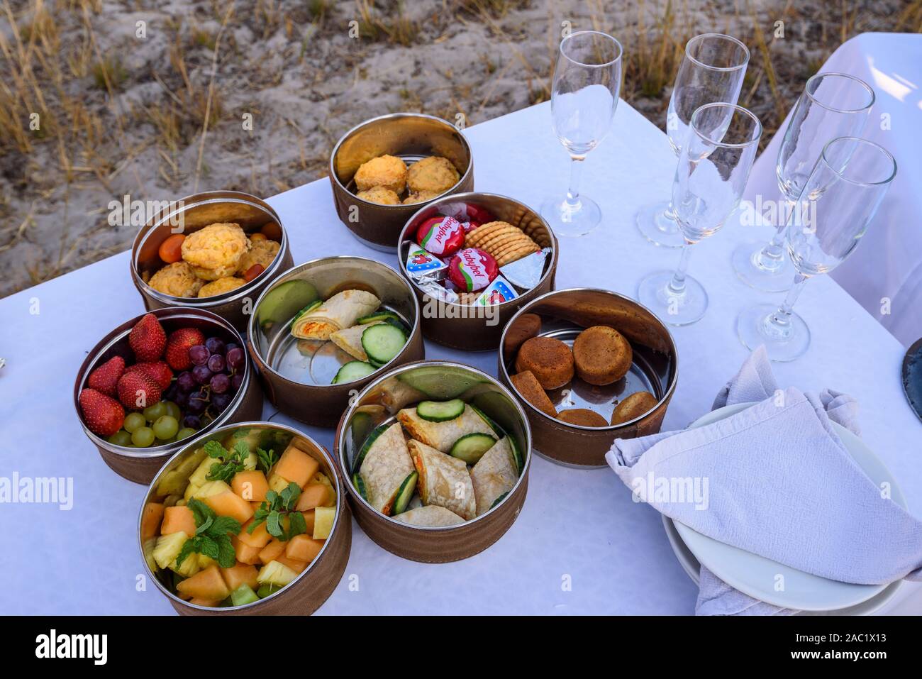 Colazione con champagne dopo un giro in mongolfiera, Bushman Plains, Delta di Okavanago, Botswana Foto Stock