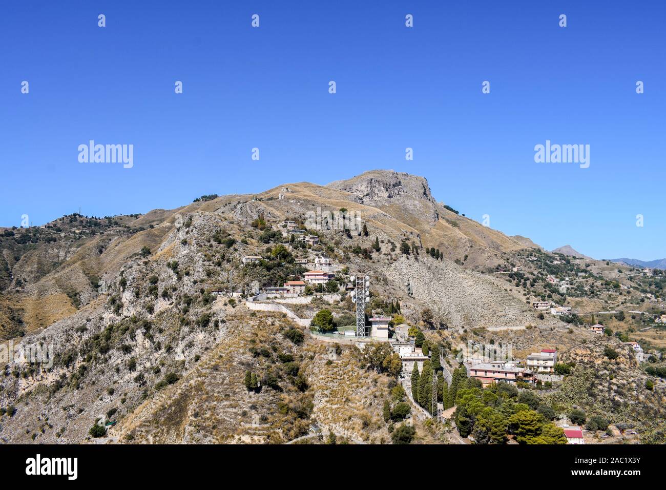 Foto di strada in una tipica cittadina italiana di Castelmola, Sicilia Foto Stock Foto di strada in una tipica cittadina italiana di Castelmola, Sicilia Foto Stock