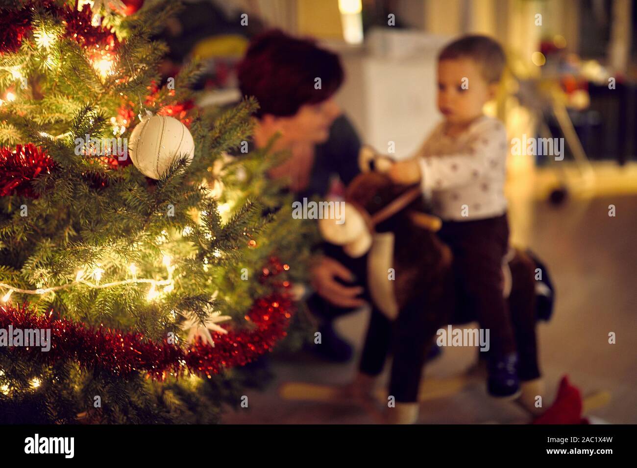 Bellissimo albero di Natale la messa a fuoco e la famiglia blured Foto Stock