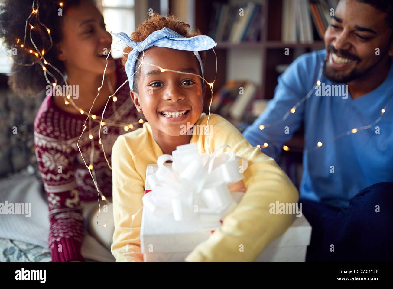 Godendo della famiglia in vacanza invernale.sorridente ragazza carina celebrare il Natale Foto Stock