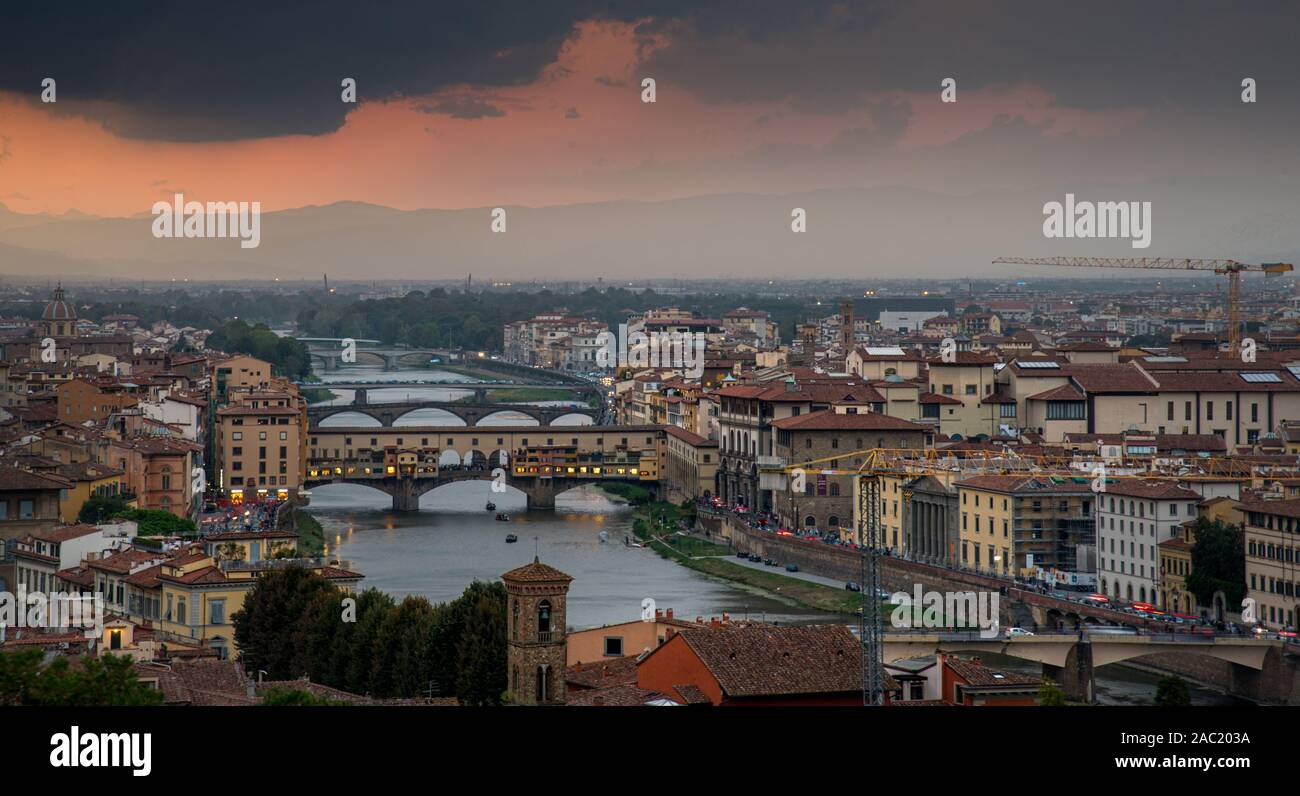 Vista panoramica del centro storico della città di Firenze in Italia da Michelangelo piazza appena prima del tramonto. Foto Stock