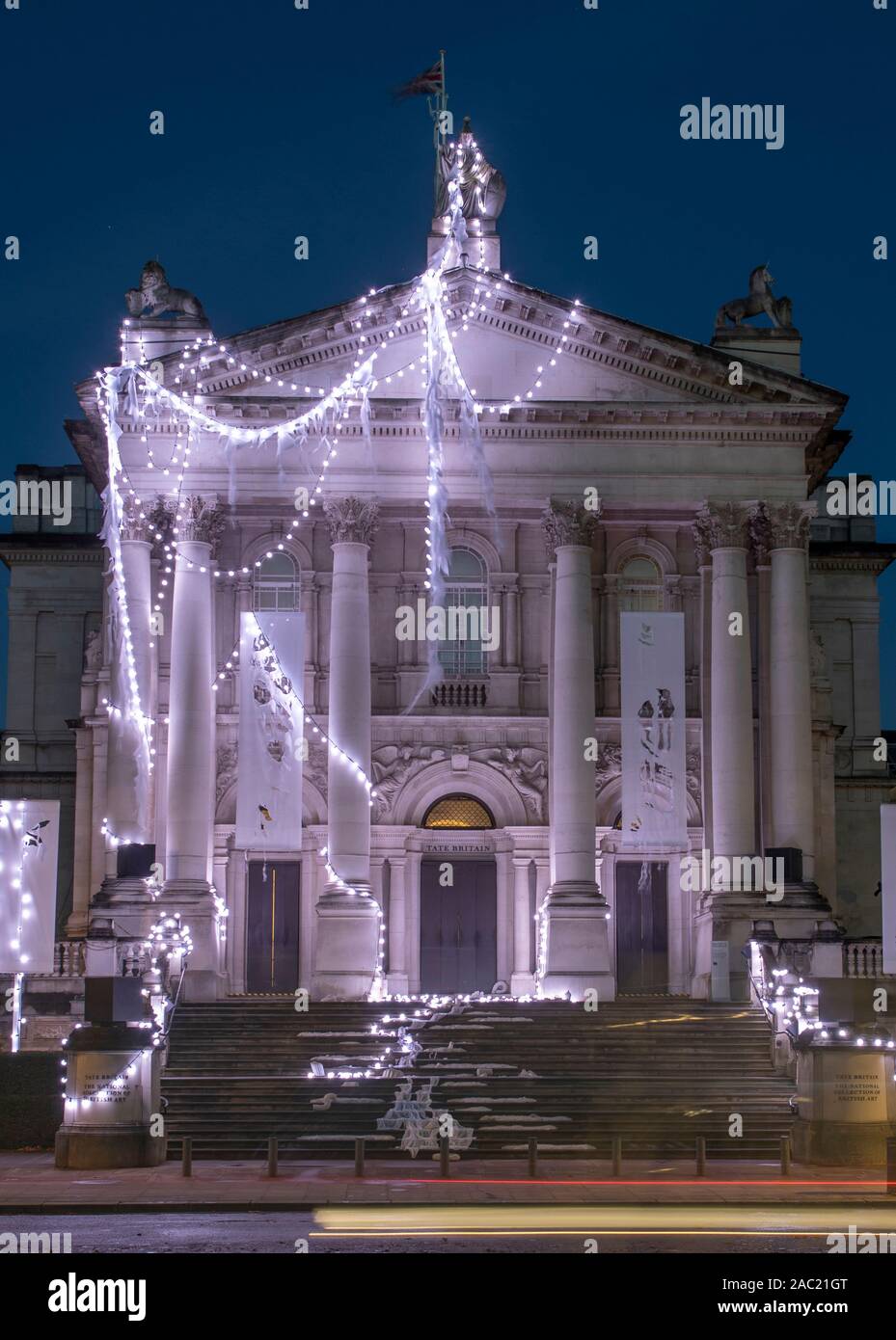 Tate Britain, Londra, Regno Unito. Il 29 novembre 2019. La nuova Tate Britain Inverno Commissione, ideato dal celebre artista britannico Anne Hardy ha trasformato la Tate Britain iconici facciata in una fregata tempio in un'esplorazione dei ritmi naturali della terra, maree e il solstizio d'inverno. Svelato per la prima volta la mattina presto del 29 novembre, Hardy di lavoro verrà visualizzato fino al 26 gennaio 2020. Credito: Malcolm Park/Alamy. Foto Stock