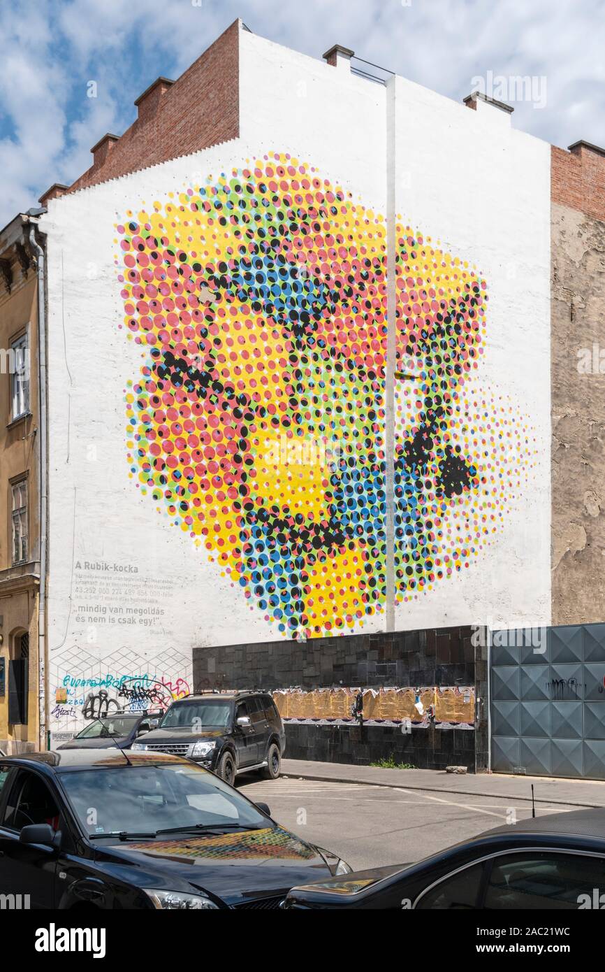 Budapest, Ungheria - Luglio 05, 2019: strade di Budapest, murale dedicata alla magia cubo di Rubik. Inventata dal professore ungherese di architettura e Foto Stock