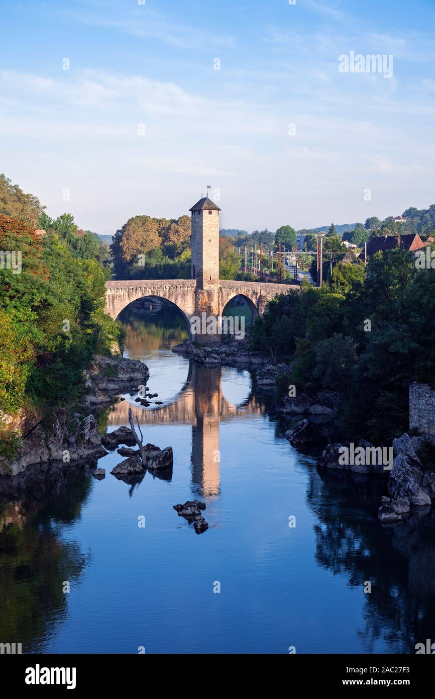 L'Europa, Francia, Nouvelle-Aquitaine, Orthez, XIV secolo il ponte di pietra attraverso il Gave de Pau Foto Stock