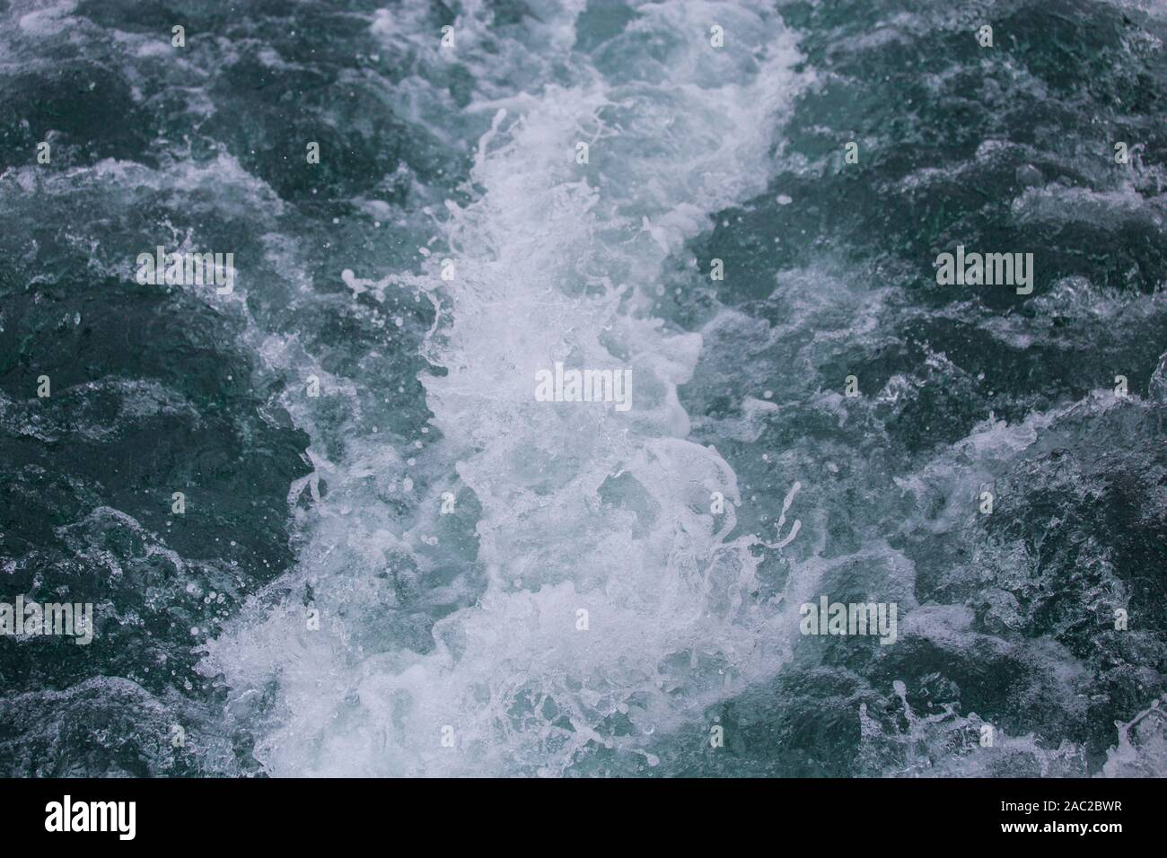 Tracce della nave sulla superficie del mare, schiuma e onde fragoroso Foto Stock
