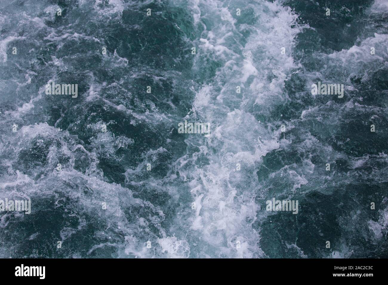 Tracce della nave sulla superficie del mare, schiuma e onde fragoroso Foto Stock