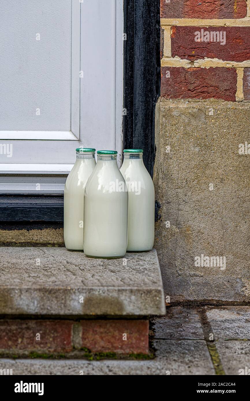 Autentica immagine di consegna a domicilio di latte riciclabile in bottiglie di vetro Foto Stock