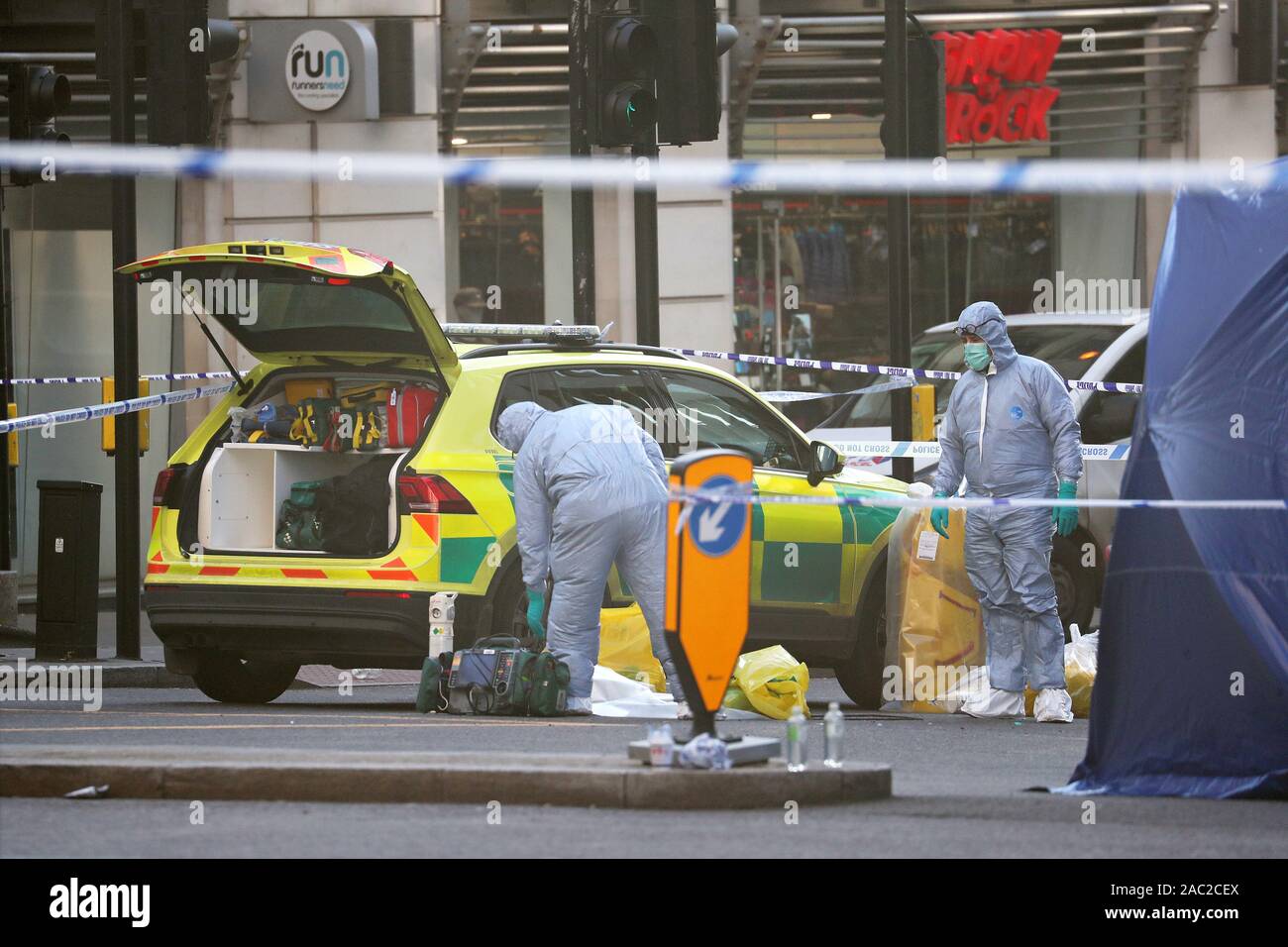 La scena del Ponte di Londra nel centro di Londra dopo un terrorista che indossa un finto giubbotto di suicidio che è andato su un coltello rampage uccidendo due persone, è stato ucciso dalla polizia. Foto Stock