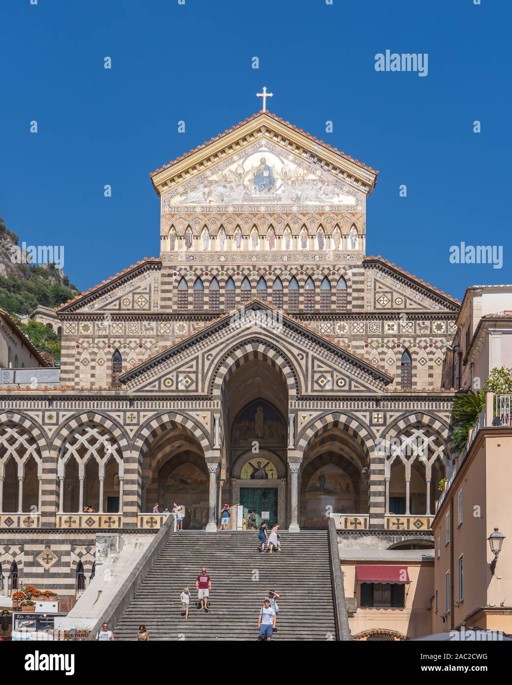 Positano, Italia - 12 agosto 2019: i turisti a piedi su per le scale della Cattedrale di Amalfi in estate Foto Stock