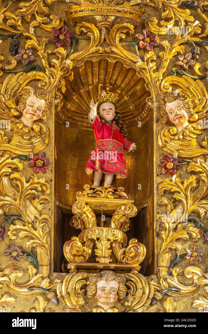 Altare ligneo della Sacra Famiglia chiesa di Sant'Emidio. Agnone, Isernia, Molise. Italia, Europa Foto Stock