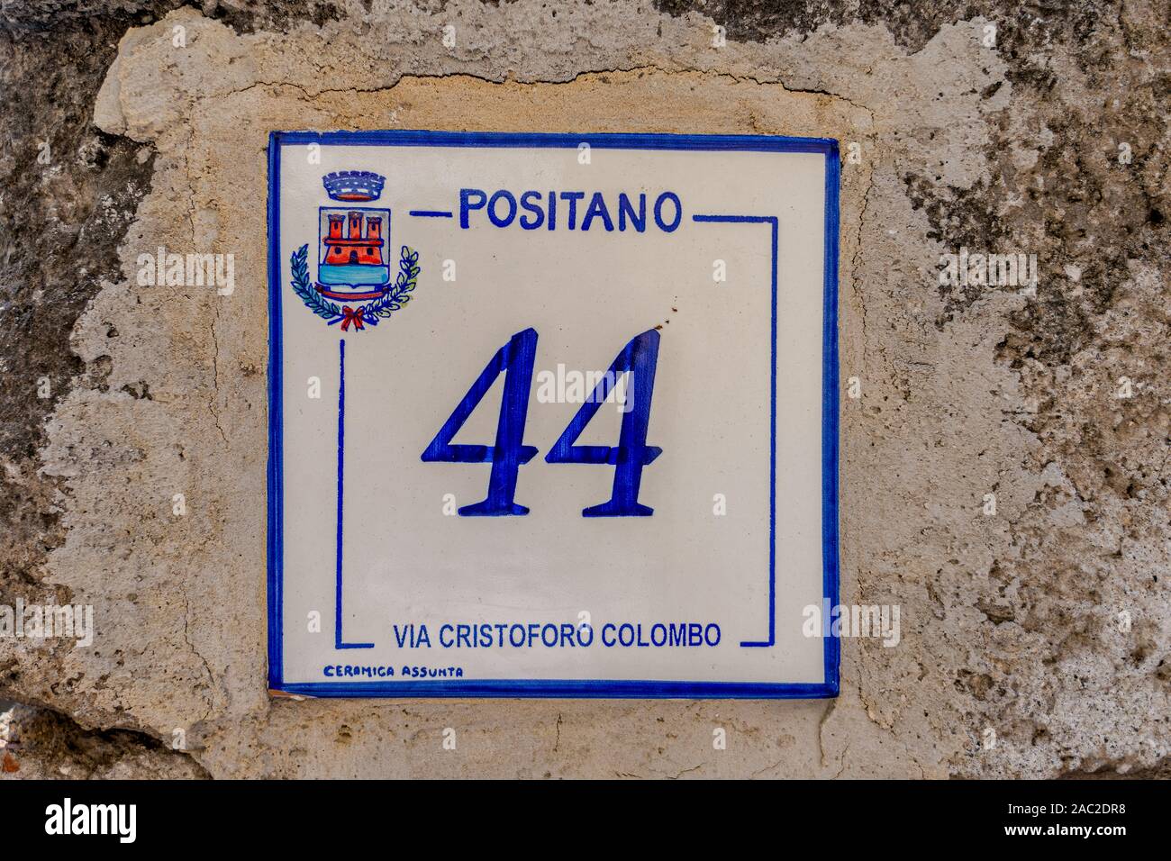 Positano, Italia - 12 agosto 2019: Ceramica assunta cresta del villaggio sulla strada di Positano Foto Stock
