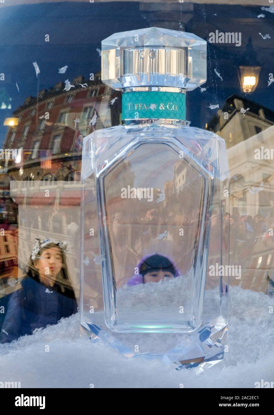 Il Covent Garden di Londra, Regno Unito. Il 30 novembre 2019. Due bambini di guardare un profumo Tiffany snowglobe. Tiffany Wonderland profumate in Covent Garden. Credito: Matteo Chattle/Alamy Live News Foto Stock