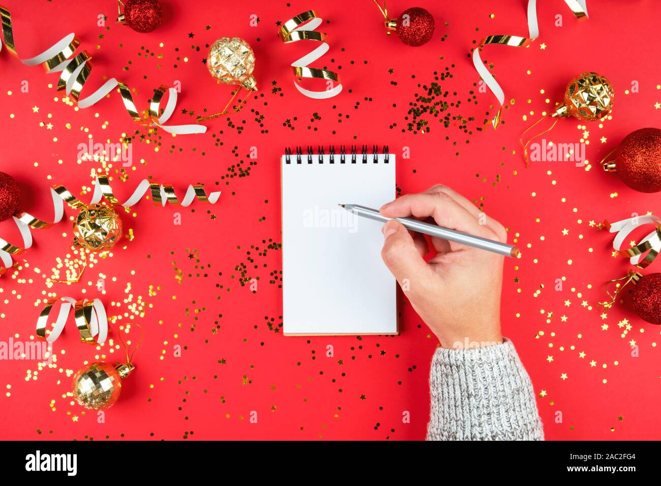 Vacanze e sfondo bianco del foglio del Blocco note per registrare elenco regali o gli obiettivi per l'anno Foto Stock