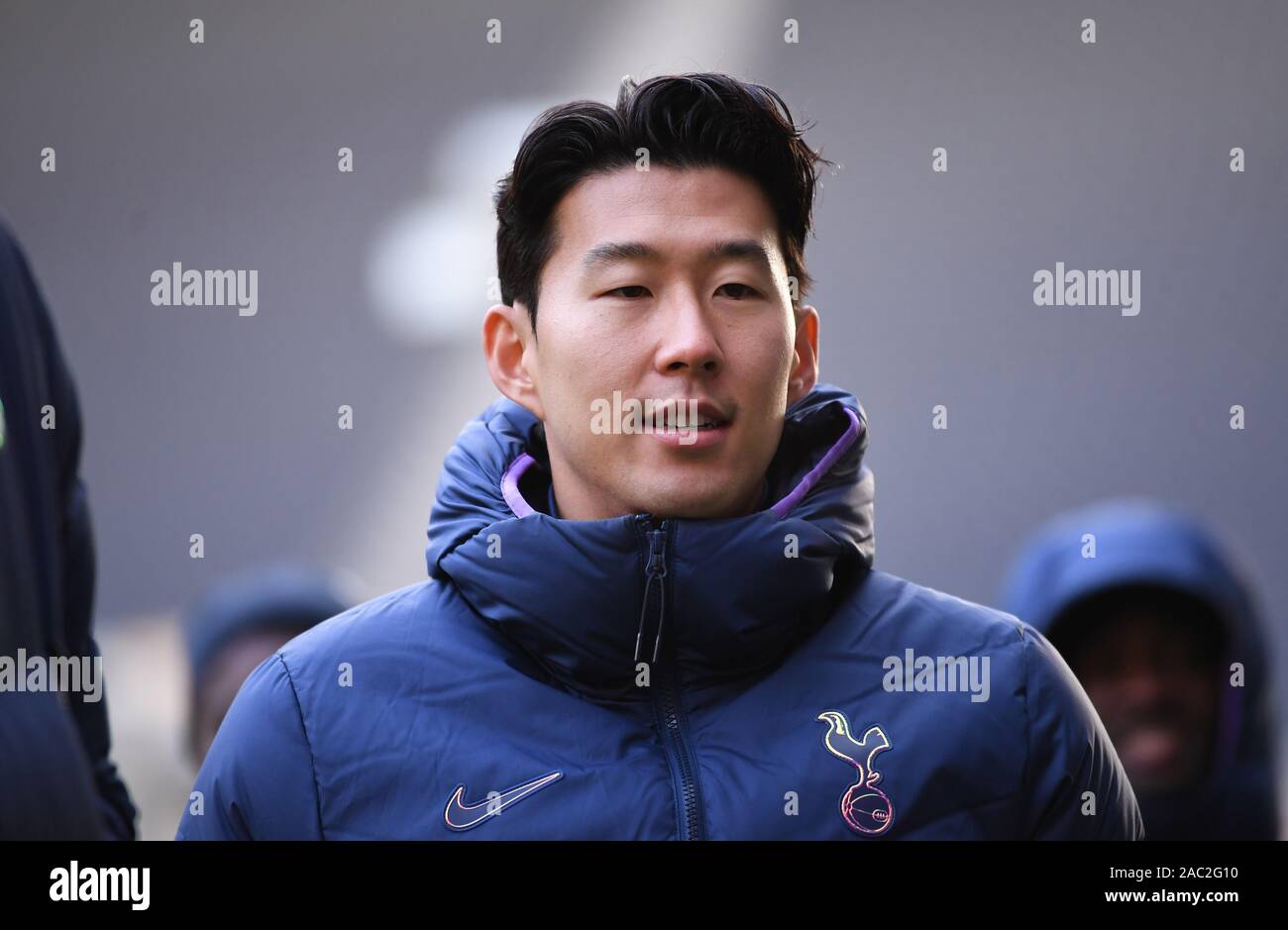 Londra, Regno Unito. 30 Novembre, 2019. Tottenham Hotspur Stadium, Londra, Regno Unito. 30 Novembre, 2019. English Premier League Football, Tottenham Hotspur versus AFC Bournemouth; Figlio Heung-min del Tottenham Hotspur ispeziona il passo prima di kick off - rigorosamente solo uso editoriale. Nessun uso non autorizzato di audio, video, dati, calendari, club/campionato loghi o 'live' servizi. Online in corrispondenza uso limitato a 120 immagini, nessun video emulazione. Nessun uso in scommesse, giochi o un singolo giocatore/club/league pubblicazioni Credito: Azione Sport Plus/Alamy Live News Foto Stock