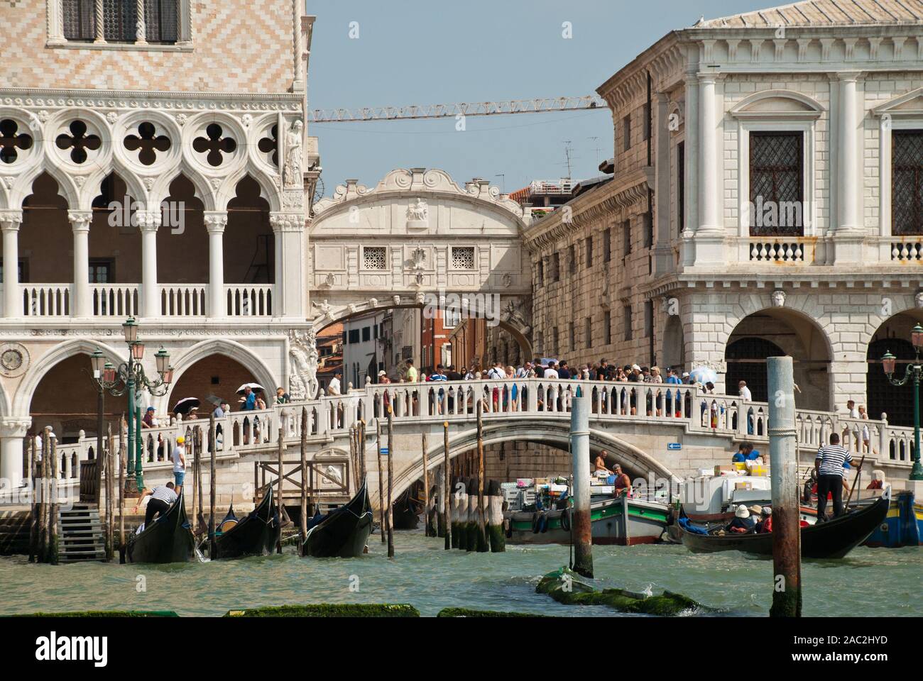 Venezia, Italia: Vista dal Canale della Giudecca, il ponte "Ponte della Paglia", dietro il ponte dei sospiri oltre lo stretto canale Rio di Palazzo Foto Stock