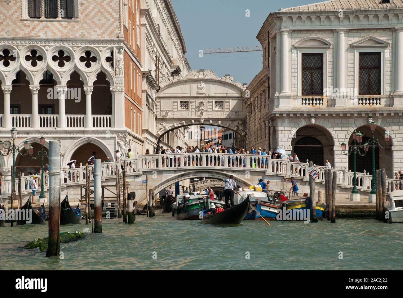 Venezia, Italia: Vista dal Canale della Giudecca, il ponte "Ponte della Paglia", dietro il ponte dei sospiri oltre lo stretto canale Rio di Palazzo Foto Stock