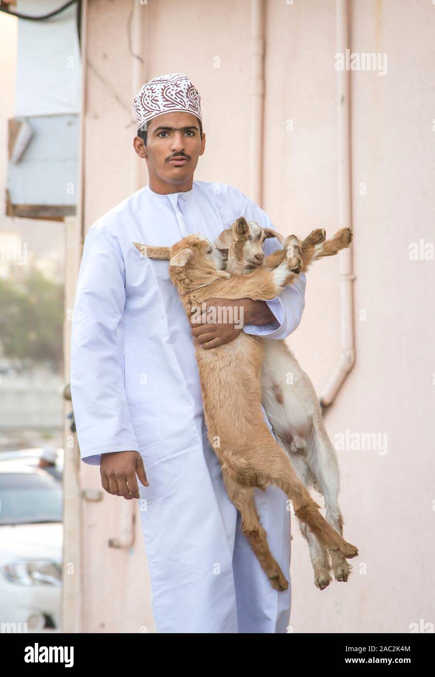 Nizwa, Oman, Dicembre 2015: omani uomo presso il vecchio Nizwa mercato di capra Foto Stock
