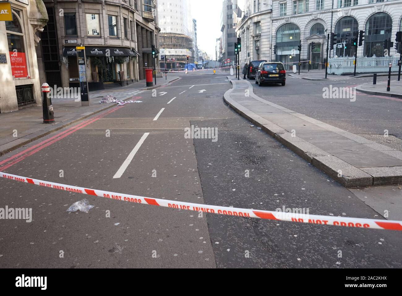 Londra, UK, 30 Novembre, 2019. Cordone di polizia è visto a Londra London Bridge di Londra . Regno Unito contro il terrorismo la polizia sabato ricerca per indizi su come un uomo in carcere per reati di terrorismo prima del suo rilascio dello scorso anno è riuscito a stab diverse persone prima di essere affrontati dagli astanti e ucciso da ufficiali su London Bridge. Foto Stock