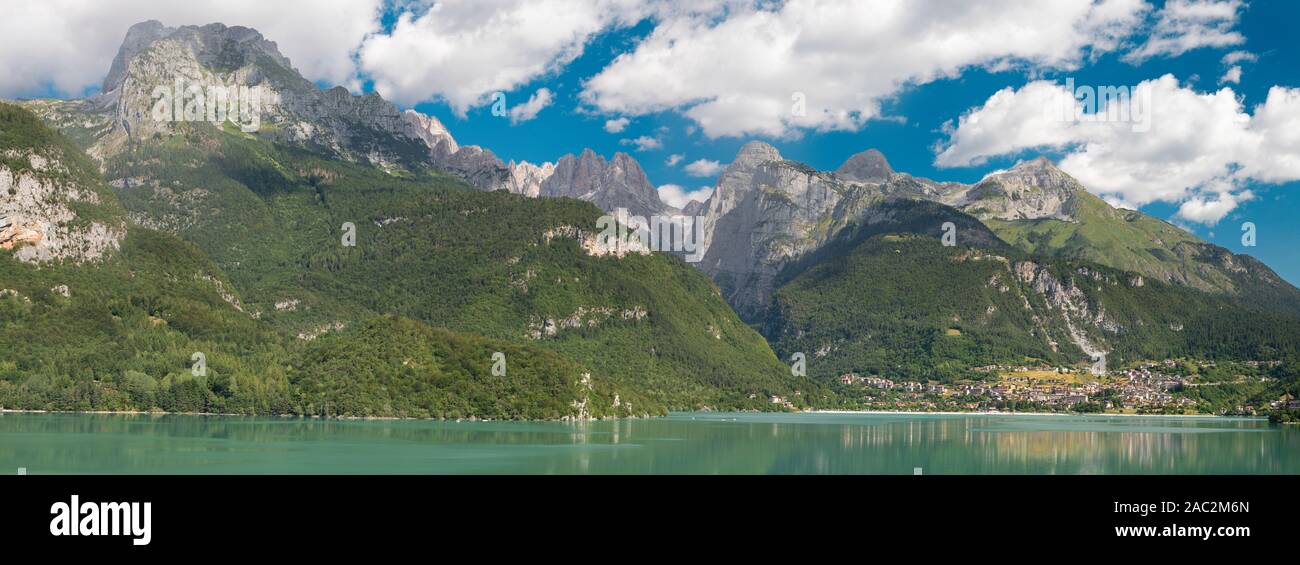 Le Alpi lago Lago di Molveno con il gruppo delle Dolomiti di Brenta in background. Foto Stock