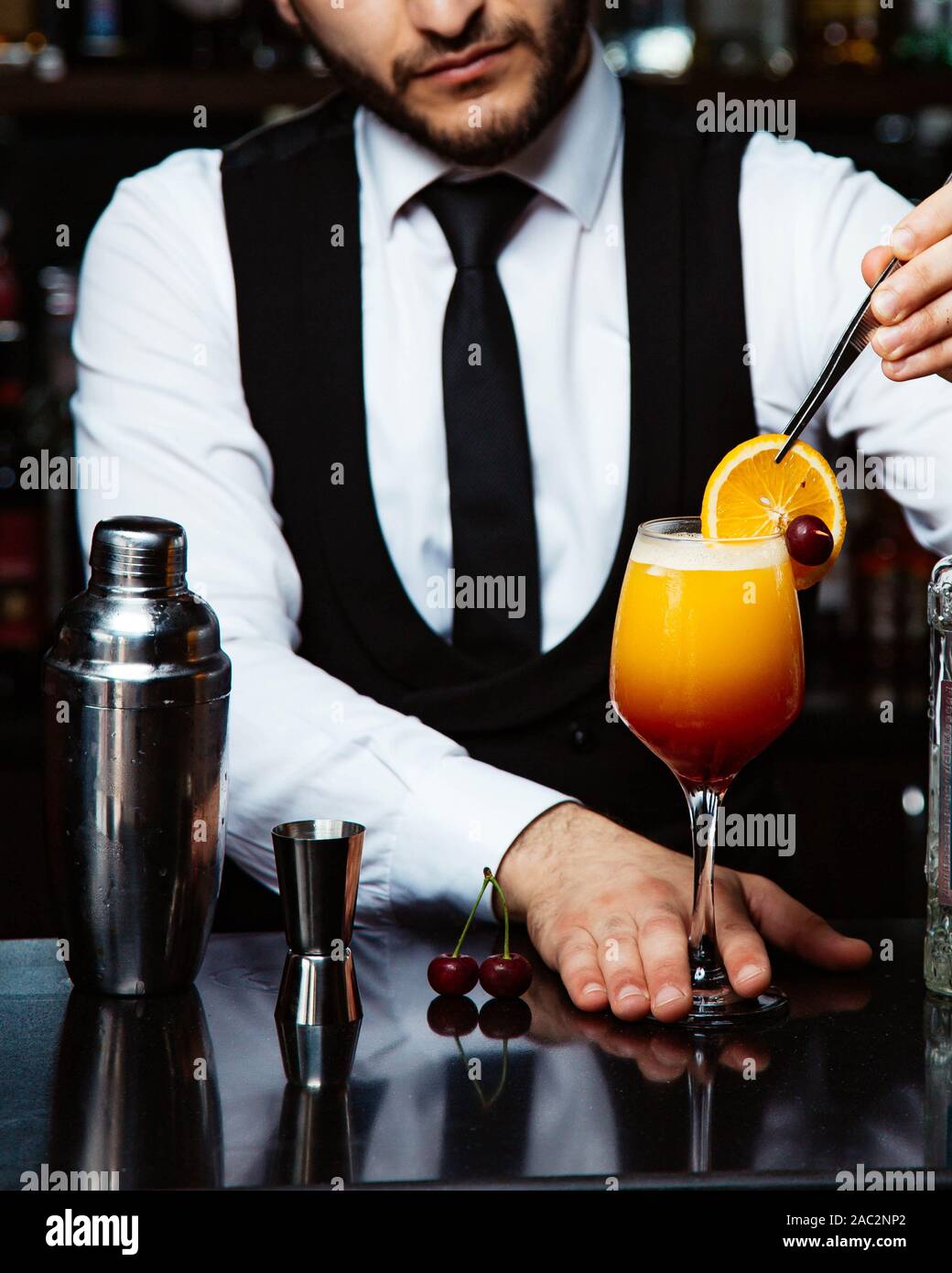 Barista luoghi orage fetta su cocktail Foto Stock
