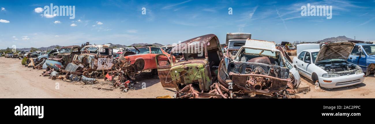 Panorama mostra righe di vintage rusty automobili e camion in un deserto junk yard vicino a Phoenix in Arizona, Stati Uniti d'America Foto Stock