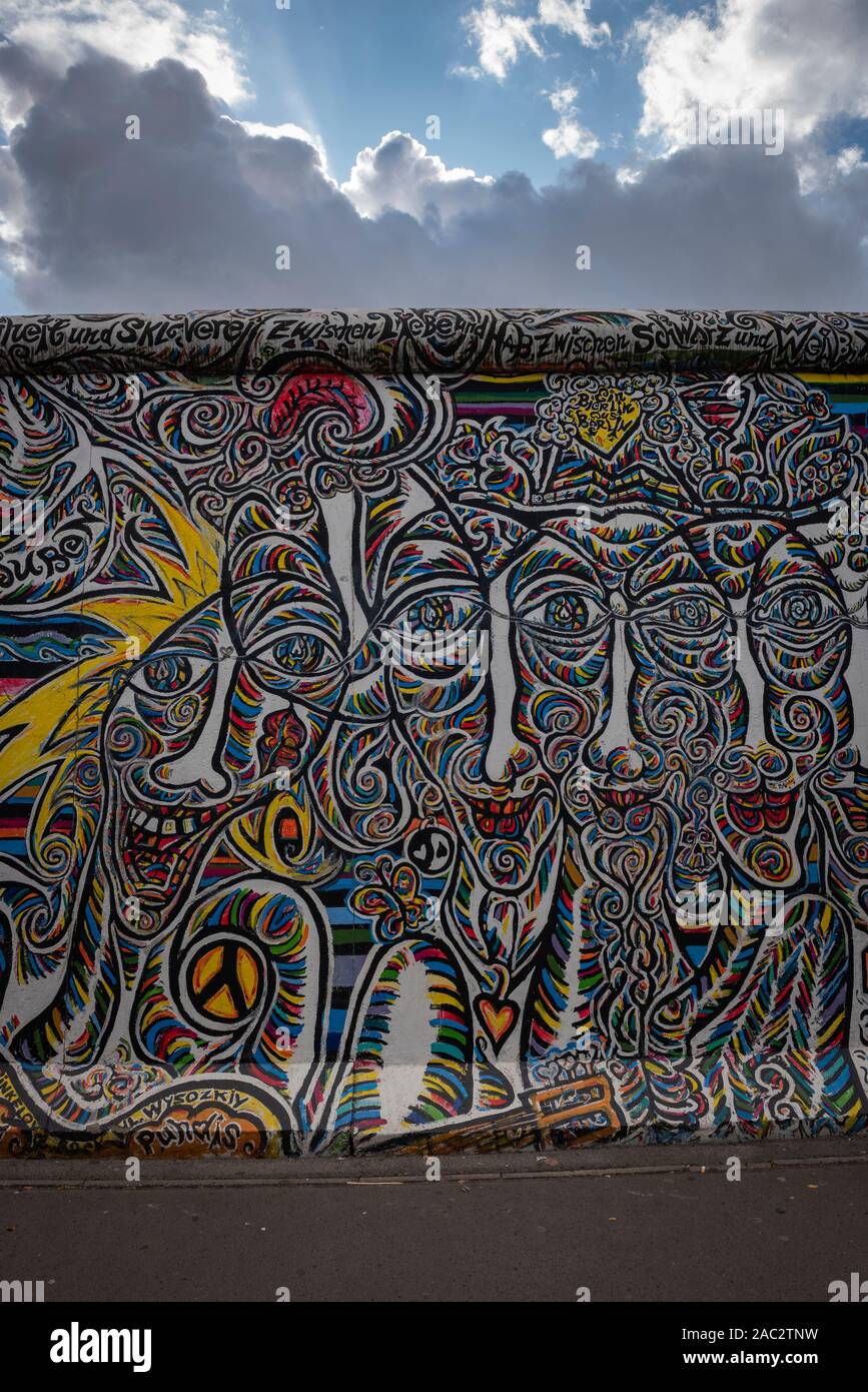 Pitture e graffiti sui resti del muro di Berlino in Germania Foto Stock