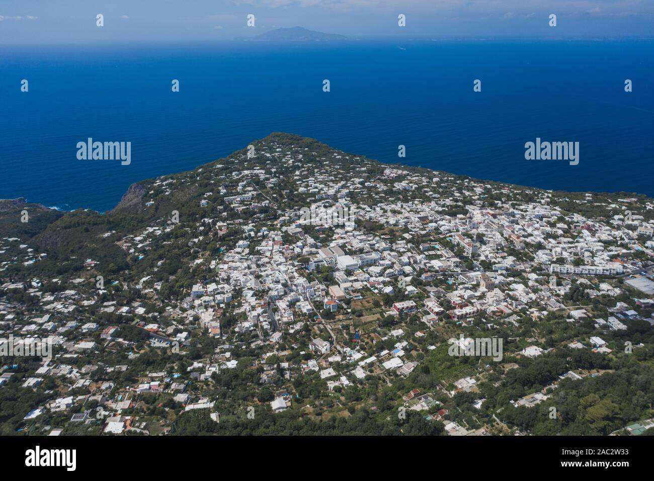 Antenna fuco shot vista di Anacapri villaggio sull' isola di Capri nel Mar Tirreno in estate Foto Stock