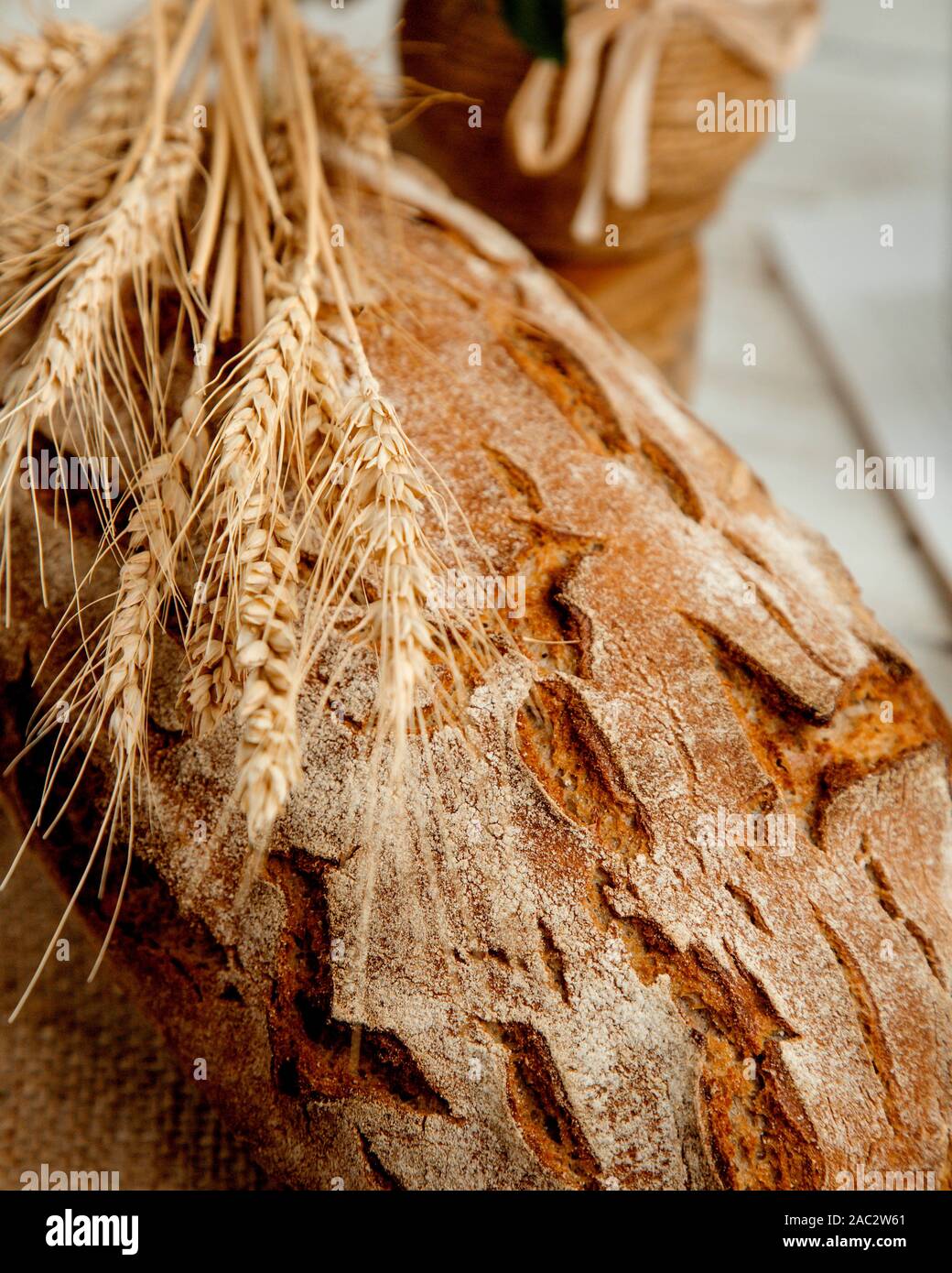 Filone di pane con ramo di frumento Foto Stock