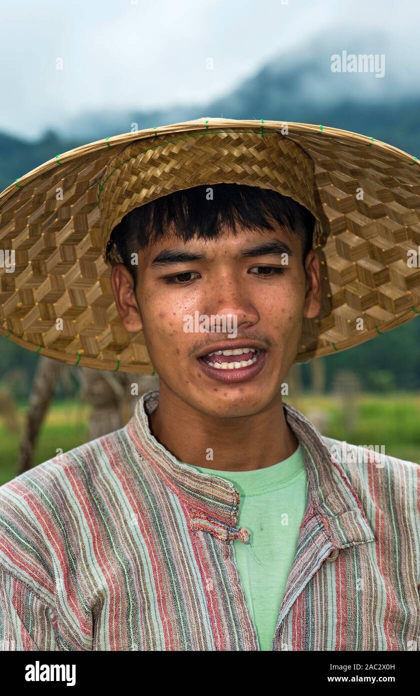 Giovane agricoltore, riso farrm della comunità enterprise Living Land Company, Ban Phong Van vicino a Luang Prabang, Laos Foto Stock