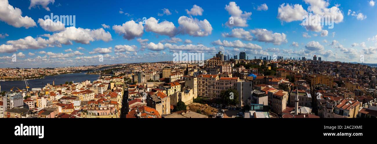 29 agosto 2019; incredibile paesaggio urbano vista dalla cima della Torre di Galata su un luminoso Nuvoloso mattina ad Istanbul in Turchia Foto Stock