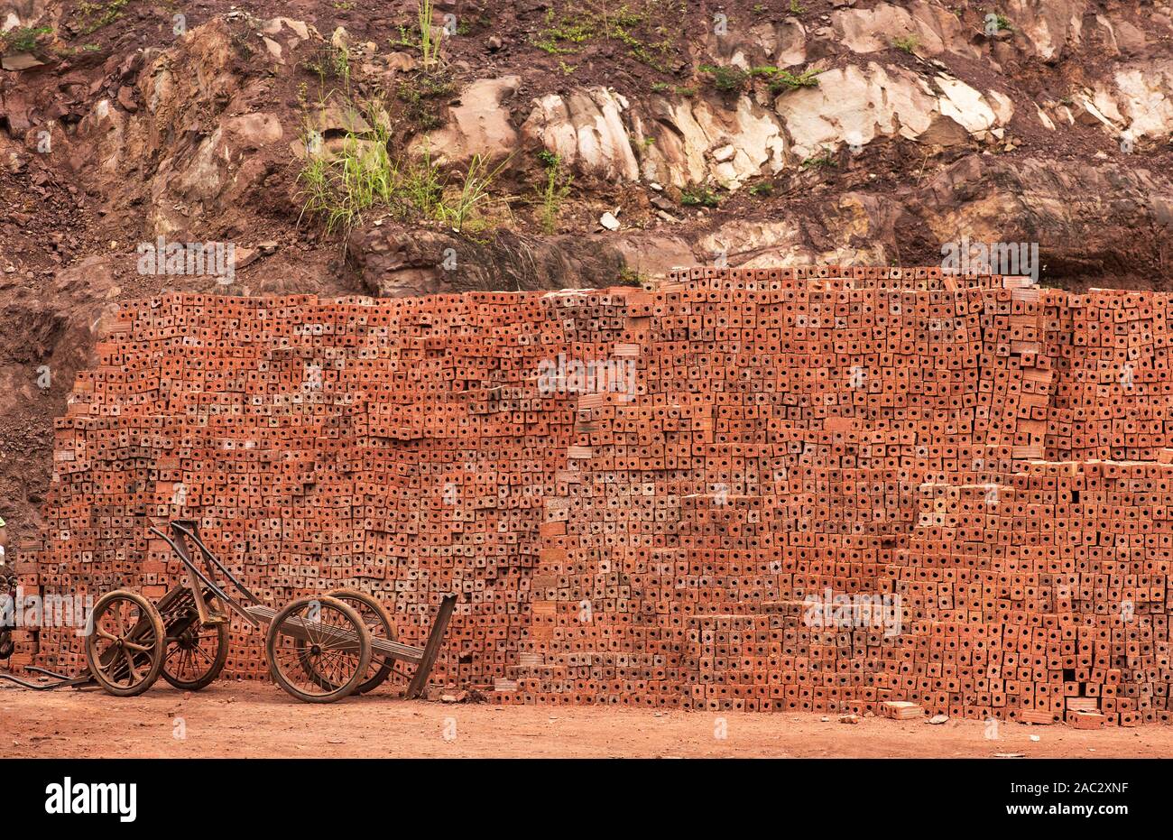 Mucchio di mattoni in un tradizionale brickyard vicino a Luang Prabang, Laos Foto Stock