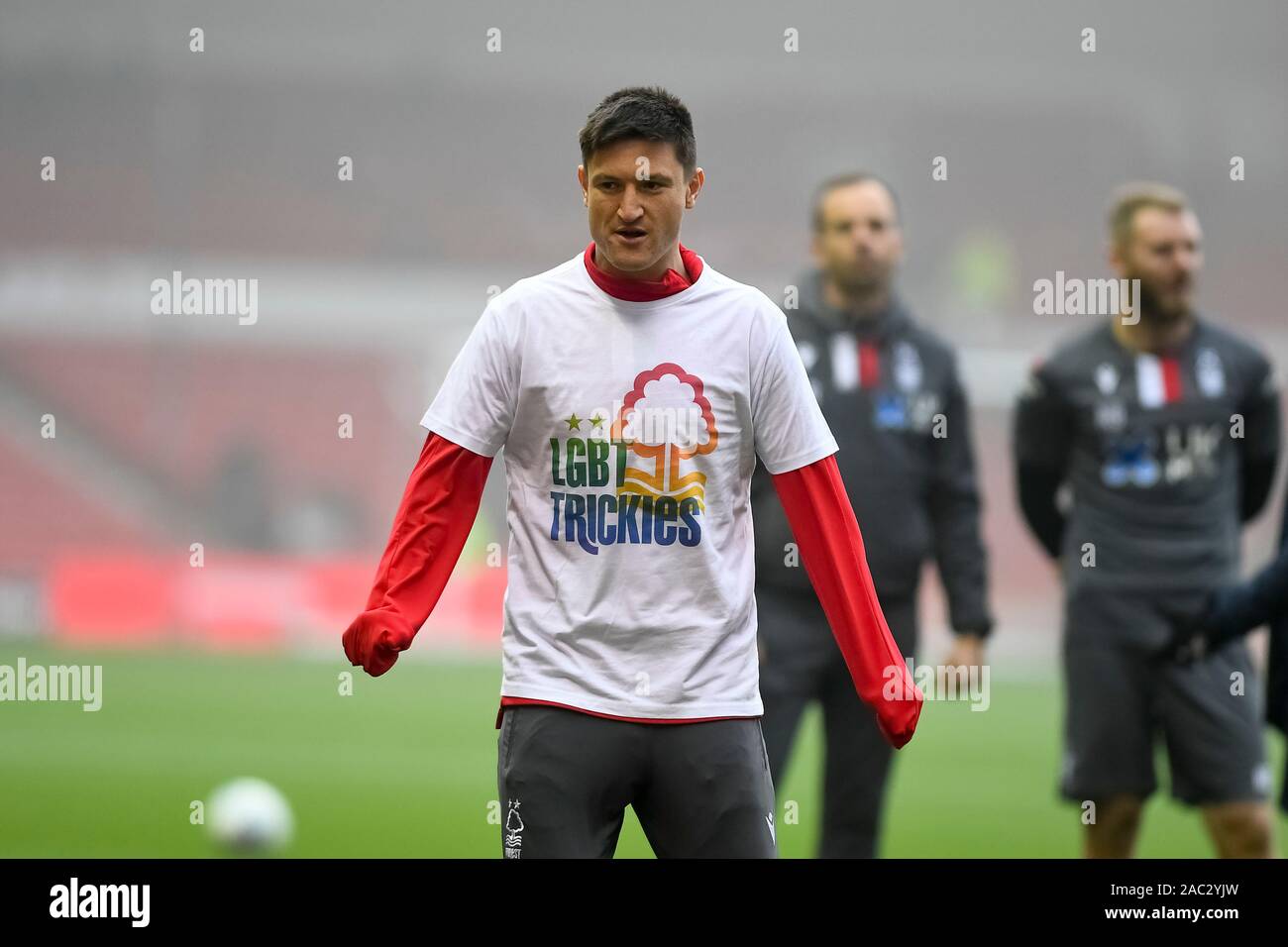 Nottingham, Regno Unito. 30 Novembre, 2019. Joe Lolley (23) di Nottingham Forest si riscalda con LBGT Trickies logo, che mostra il supporto per la comunità LBGT durante il cielo di scommessa match del campionato tra Nottingham Forest e Cardiff City presso la città Massa, Nottingham sabato 30 novembre 2019. (Credit: Jon Hobley | MI News) La fotografia può essere utilizzata solo per il giornale e/o rivista scopi editoriali, è richiesta una licenza per uso commerciale Credito: MI News & Sport /Alamy Live News Credito: MI News & Sport /Alamy Live News Credito: MI News & Sport /Alamy Live News Foto Stock