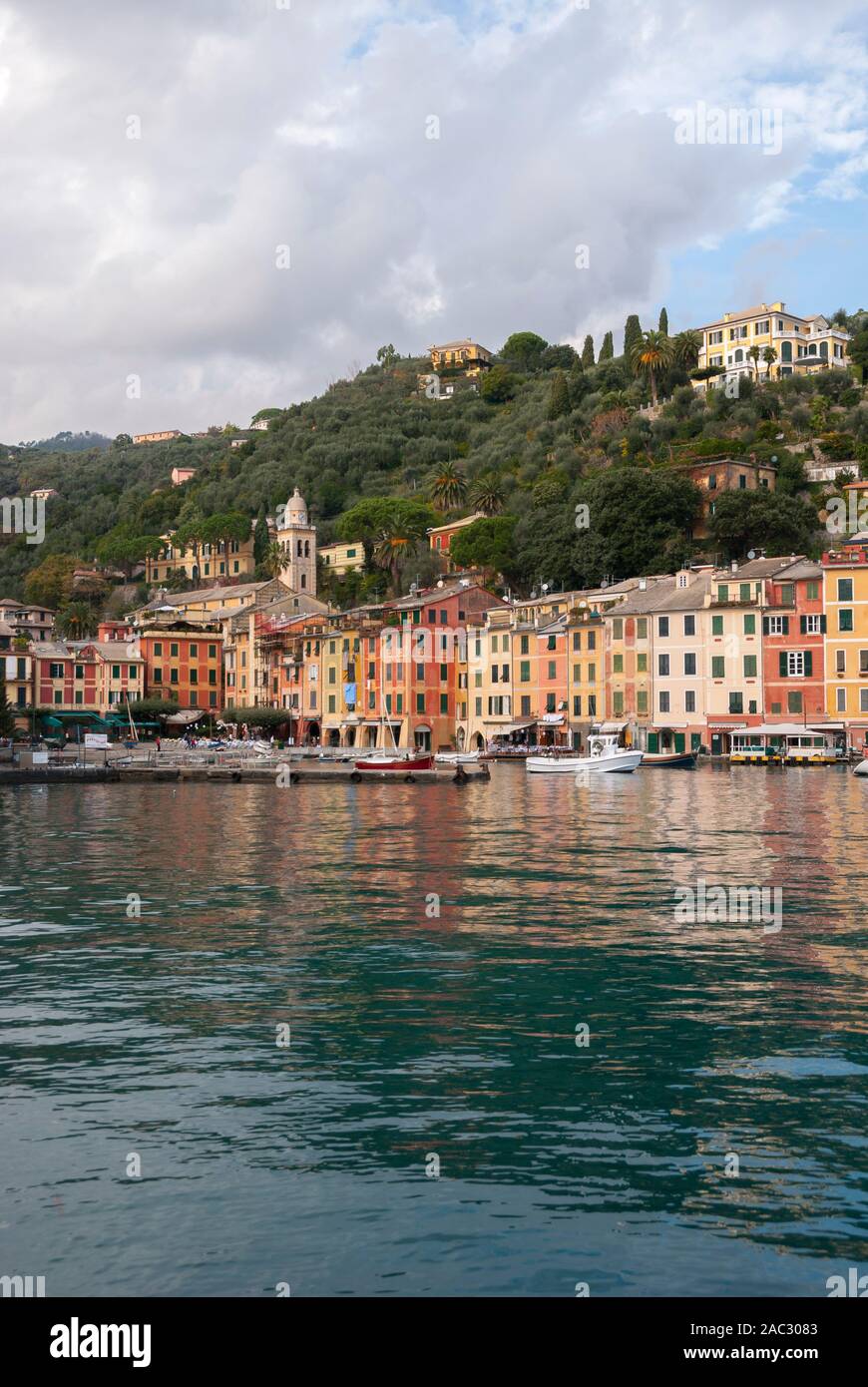 Paesaggi, case e ville sulla costa di Portofino in Genova in Italia Foto Stock