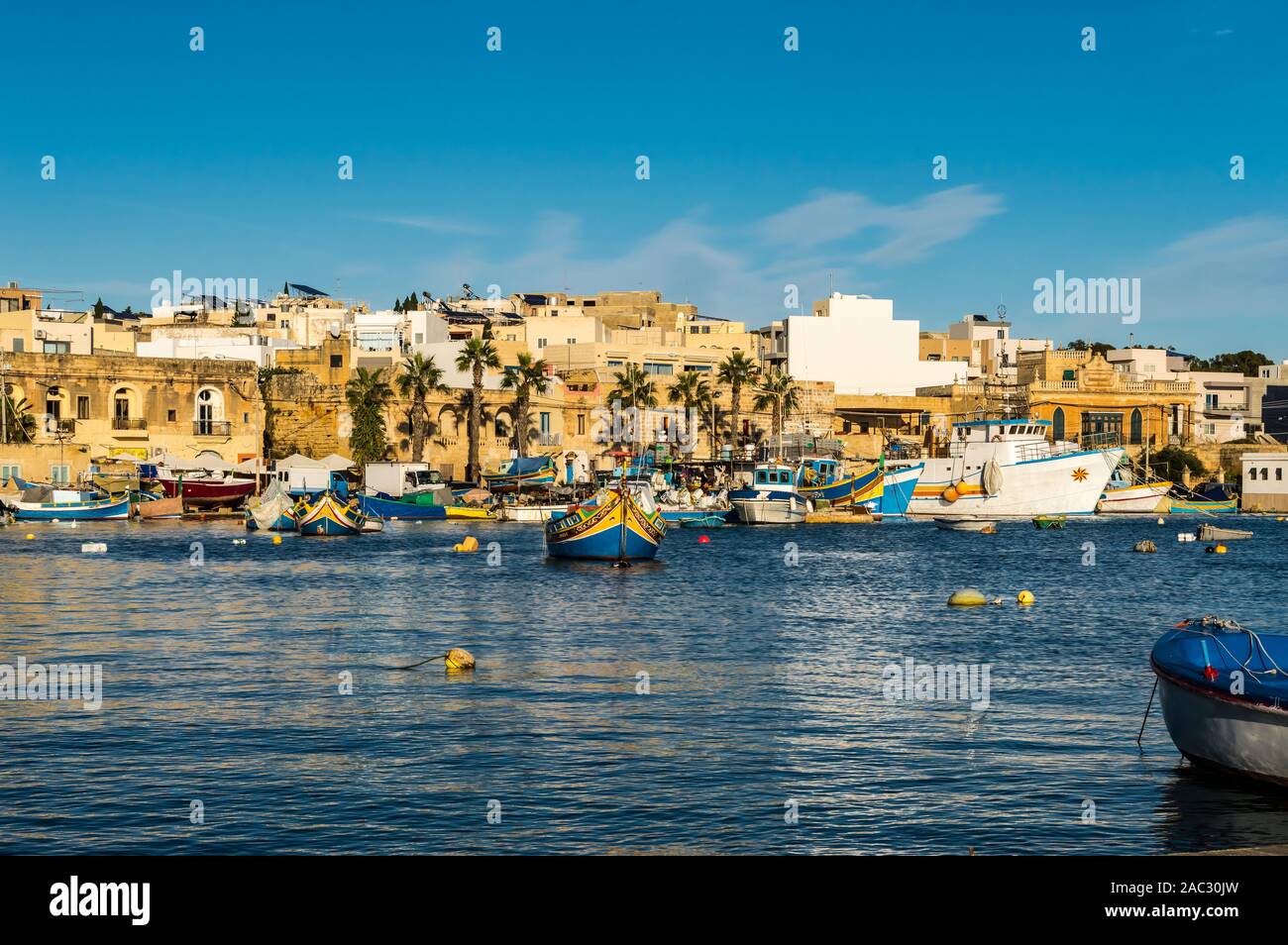 Veduta del porto di Marsaxlokk città sull'isola di Malta Foto Stock