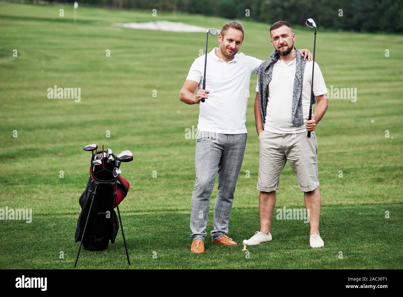 Frinendship tra due golfisti in piedi sul bellissimo prato verde Foto Stock