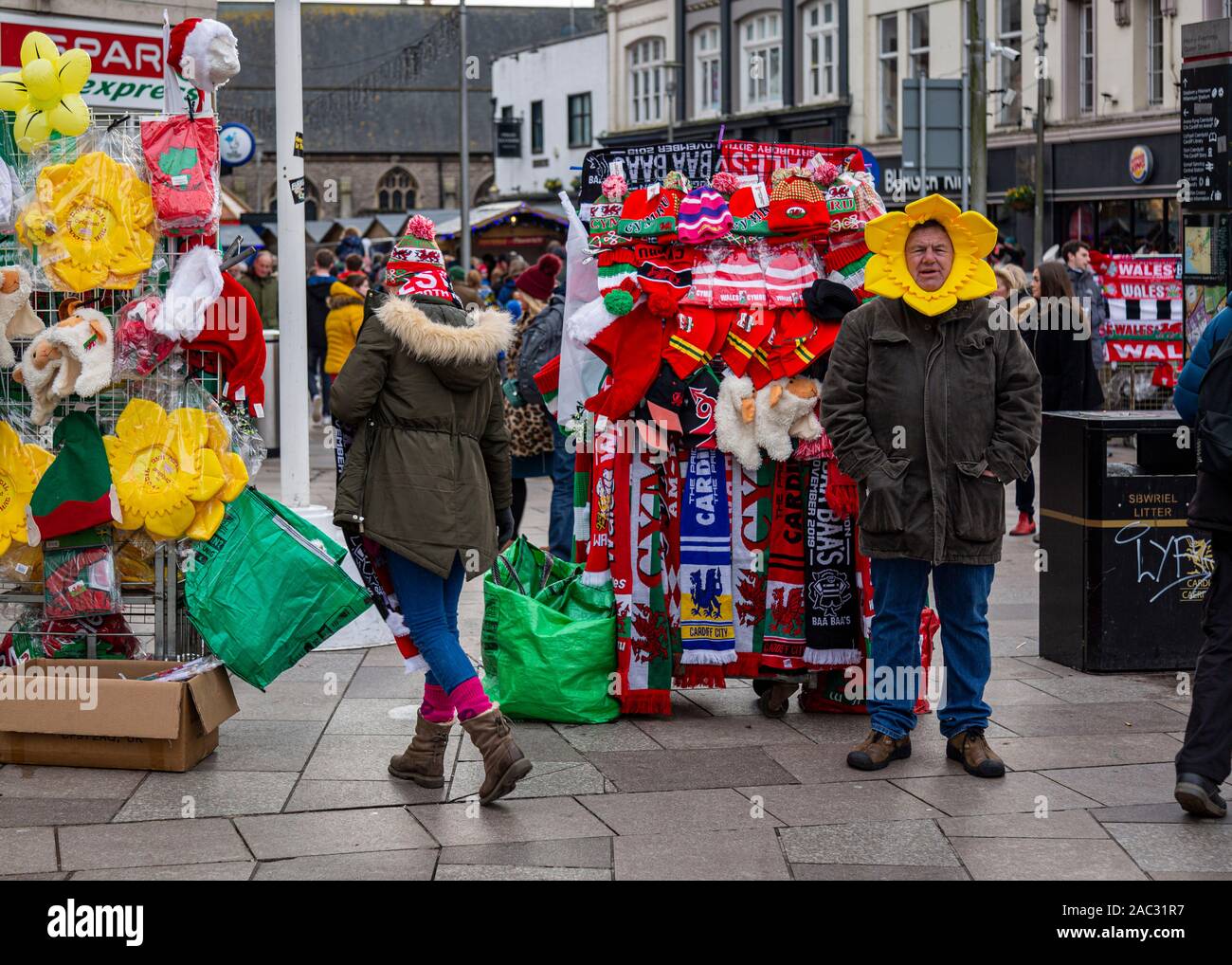 CARDIFF, Regno Unito. 30 Novembre, 2019. Metà e metà sciarpe e di altra merce in vendita su Queens Street davanti alla internazionale di rugby corrispondono a Cardiff, nel Galles. © Credit: Matteo Lofthouse/Alamy Live News Foto Stock