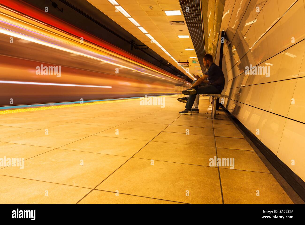 24 agosto 2019; Istanbul, Turchia; lunga esposizione del treno in arrivo alla stazione della metro in un tunnel. Foto Stock