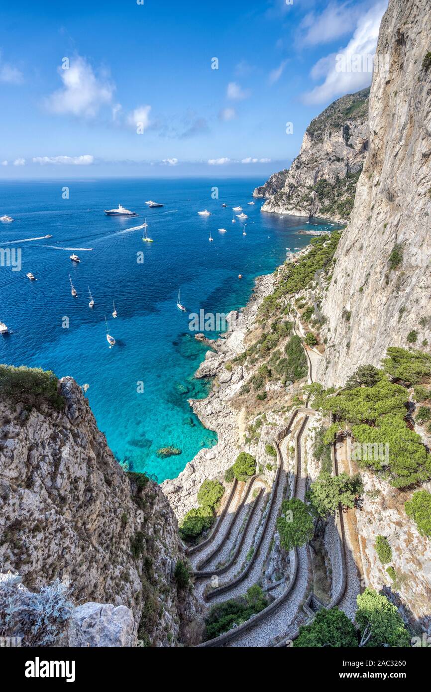 Switchback sentiero pavimentato e Mar Tirreno vista dal giardino di Augusto a Capri, Italia Foto Stock
