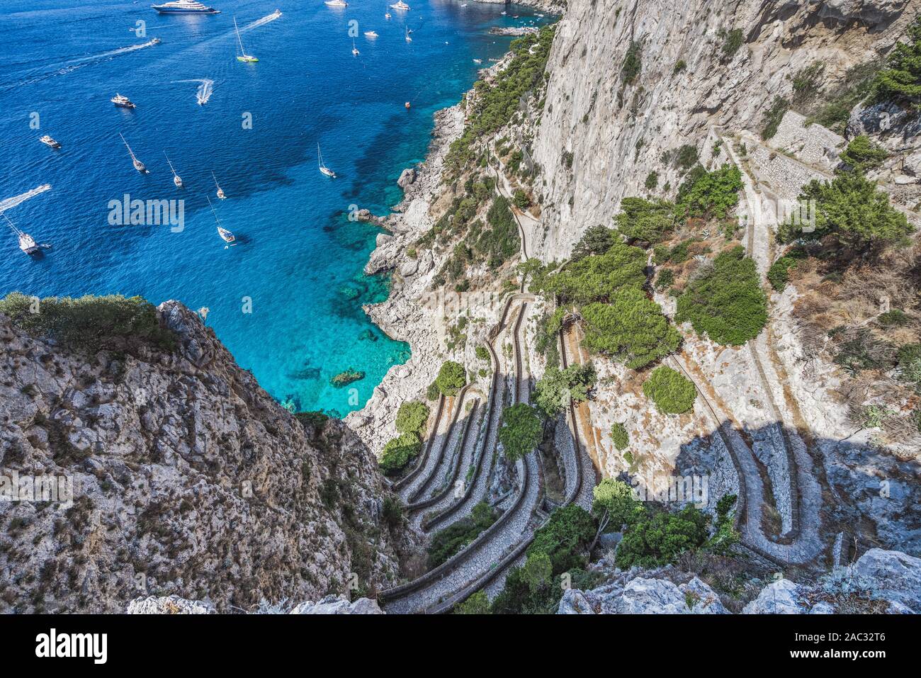 Switchback sentiero pavimentato e Mar Tirreno vista dal giardino di Augusto a Capri, Italia Foto Stock