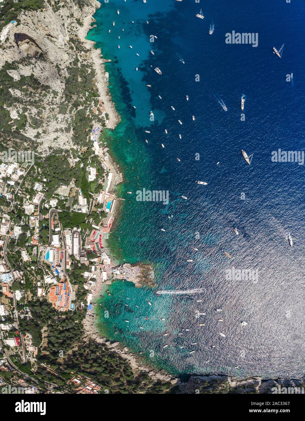 Antenna fuco overhead shot del sud dell'isola di Capri costa con yachts in estate a mezzogiorno Foto Stock