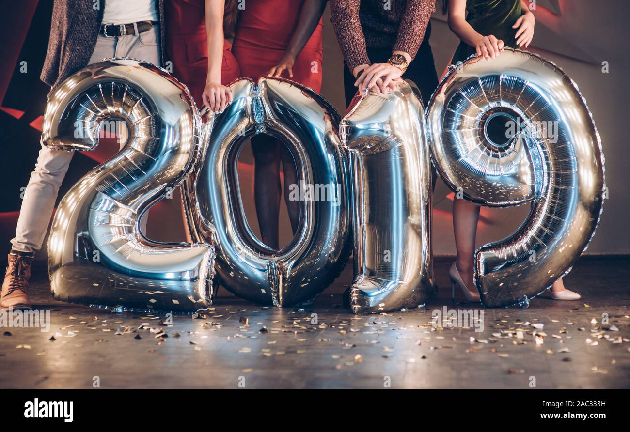 Vista di massa. Il gruppo di amici con i numeri gonfiabile in mani per celebrare il nuovo anno 2019 Foto Stock