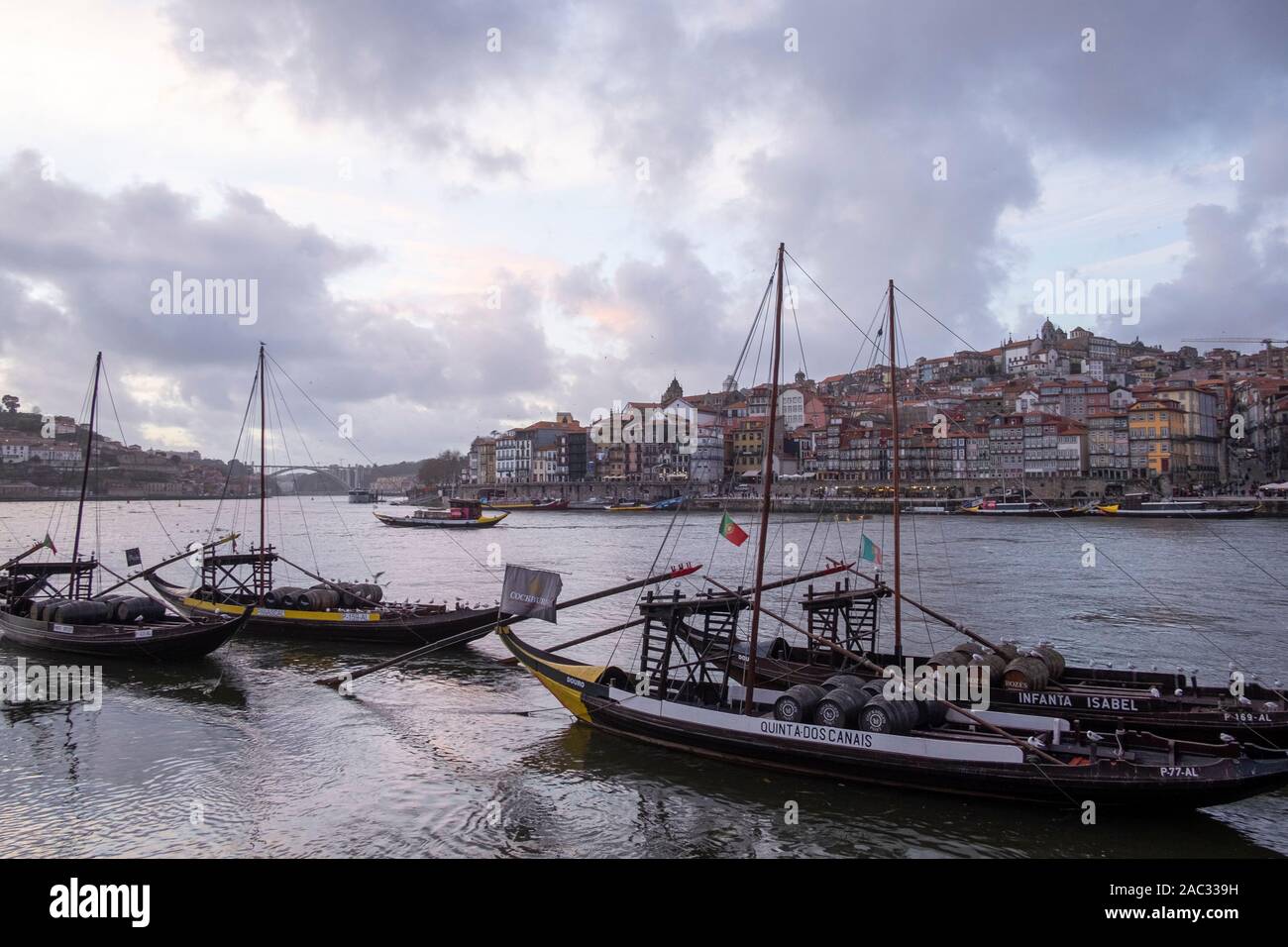 Piatto tradizionale barca col fondo noto come un Rabelo barca sul fiume Douro a Porto, Portogallo Foto Stock