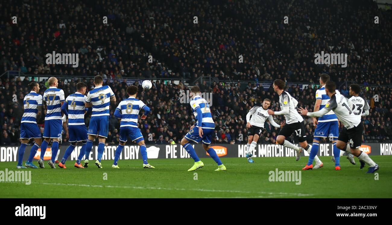 Derby County's Martyn Waghorn punteggi il suo lato del primo obiettivo del gioco da un calcio di punizione durante il cielo di scommessa match del campionato al Pride Park, Derby. Foto Stock